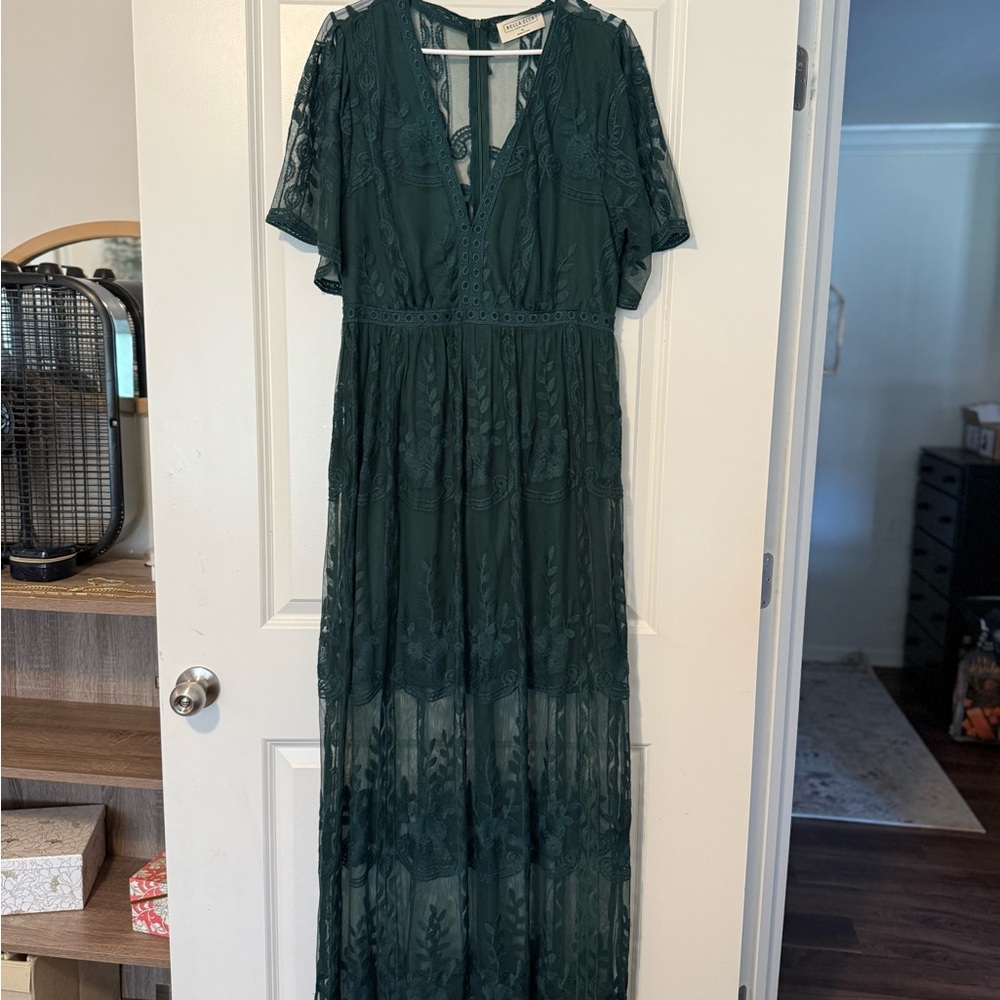 Bella Ella Boutique Elegant Emerald Green Lace Maxi Dress-Never Worn
